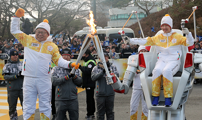 Los robots llevan la antorcha para los Juegos Olímpicos de Invierno de PyeongChang 2018