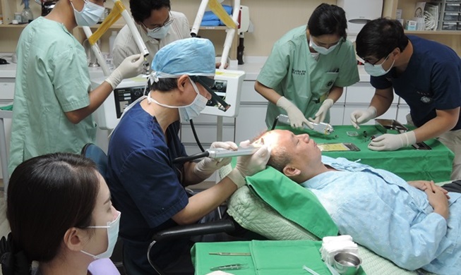 Científicos coreanos lanzan una máquina de trasplante de cabello en 2-3 años