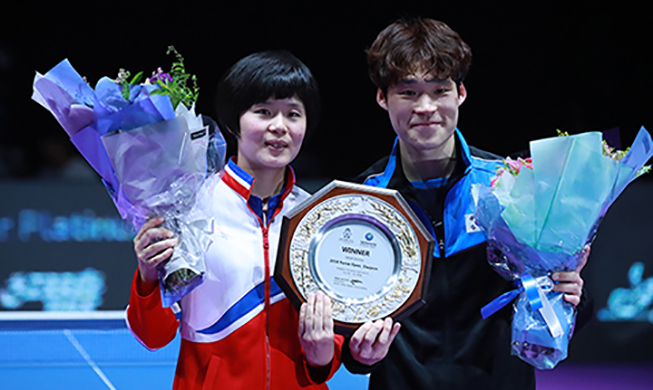 El presidente Moon felicita al equipo intercoreano de tenis de mesa por su medalla de oro