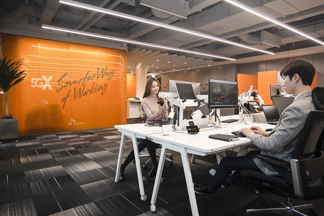 Visita a la oficina inteligente 5G, donde la nueva tecnología cambia la jornada laboral