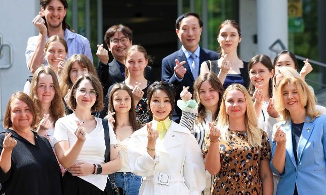 La primera dama surcoreana se reúne con estudiantes del Instituto Rey Sejong en Lituania