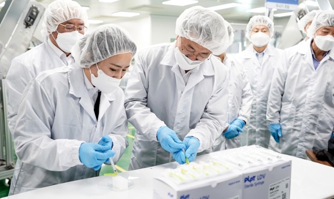 Moon inspecciona la producción de jeringas especiales para las vacunas contra el COVID-19