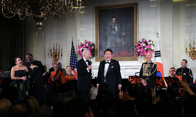 NYT elige al presidente Yoon y NewJeans entre las 71 personas 'con más estilo' de 2023