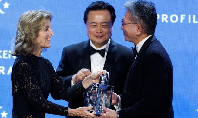 El presidente Yoon recibe el premio 'Perfil de Coraje' de la Fundación JFK