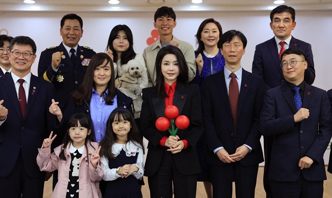 La primera dama Kim Keon Hee fue nombrada como la presidenta honoraria del Cofre Comunitario de Corea