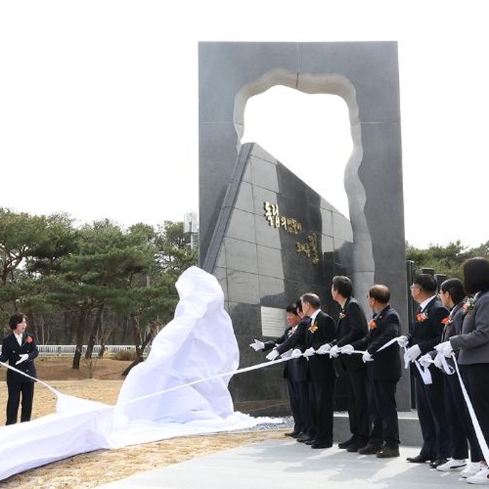 Inauguración de un monumento que rinde homenaje a los independentistas