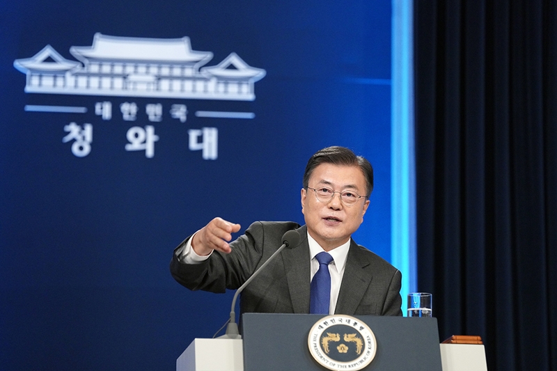 Presidente Moon en discurso por el 4º aniversario de su mandato: se vislumbra un final en la lucha contra el COVID-19