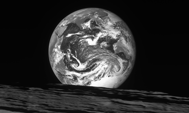 Fotografía de la Tierra tomada desde la luna por el orbitador lunar 'Danuri'