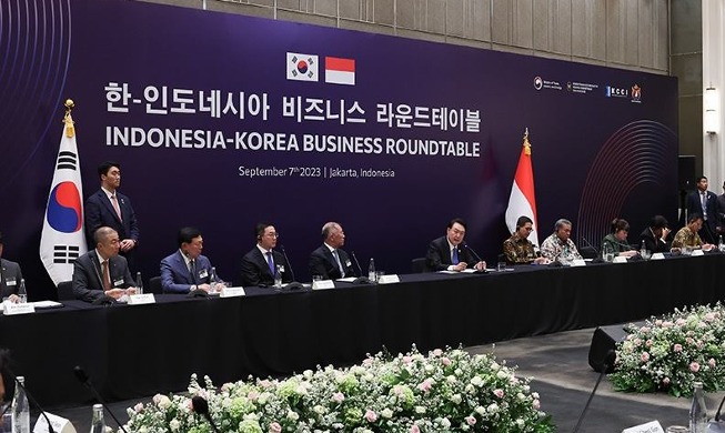 El presidente Yoon asiste a la mesa redonda empresarial en Indonesia
