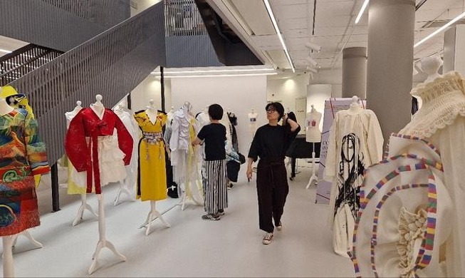 El Centro Cultural Coreano en Suecia acoge una exposición internacional de arte de la moda