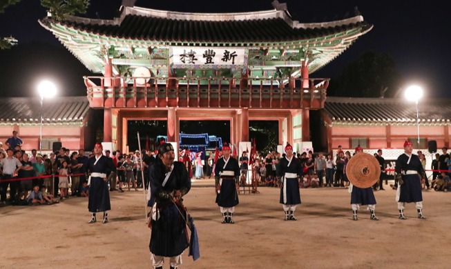 Tour nocturno del patrimonio cultural de Suwon