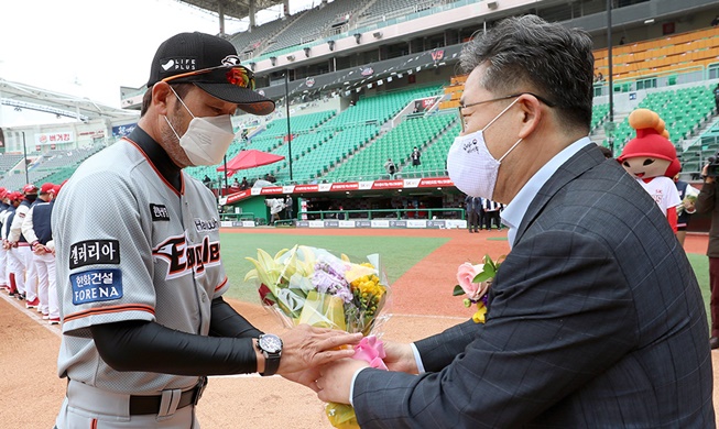 El comienzo de la temporada de béisbol en Corea atrae la atención mundial