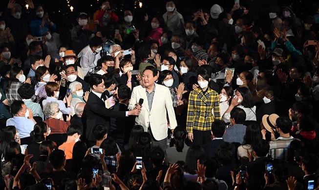 Presidente Yoon asiste a concierto de KBS para conmemorar apertura de Cheong Wa Dae