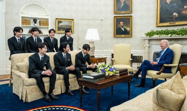 En visita a Casa Blanca BTS se dice 'devastado' por los crímenes de odio contra los asiáticos