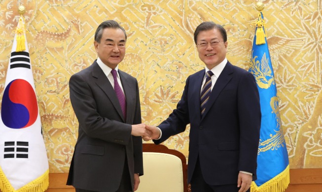 Presidente Moon se reúne con Wang Yi, ministro de RREE de China