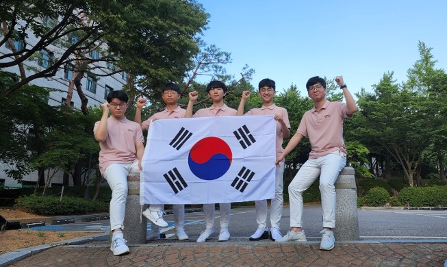 El equipo surcoreano gana el 2º lugar en un concurso internacional de física con 4 oros y 1 plata