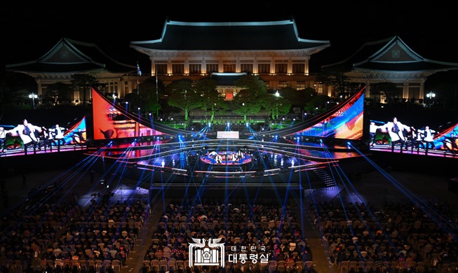 El presidente Yoon asiste al concierto especial para conmemorar el 1.er aniversario de la apertura de Cheong Wa Dae