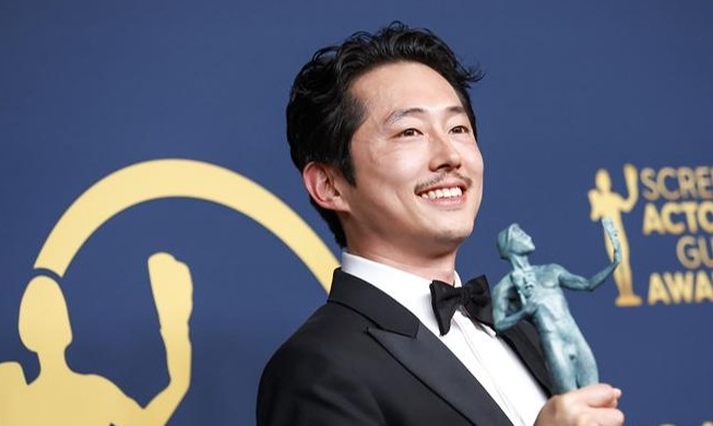 Steven Yeun gana el premio a mejor actor en los SAG 2024