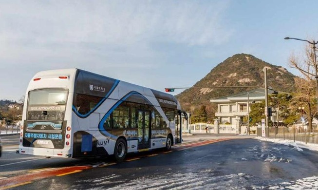 Unos autobuses eléctricos de conducción autónoma circulan cerca de Cheong Wa Dae