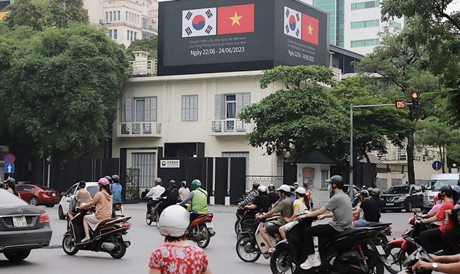 Se presenta un vídeo promocional en el centro de Hanói para promocionar la visita de Estado del presidente Yoon