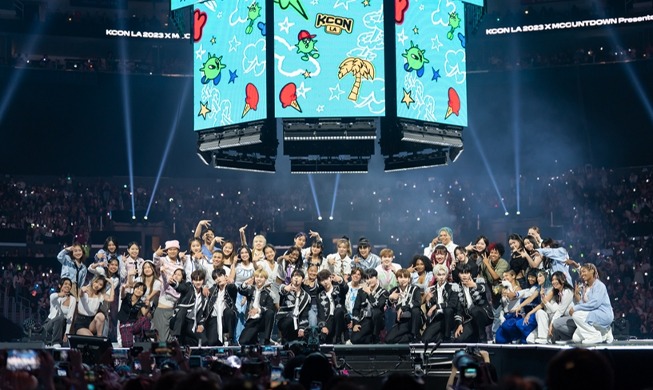 El KCON LA 2023 atrae a 140.000 fanáticos del K-pop en Los Ángeles