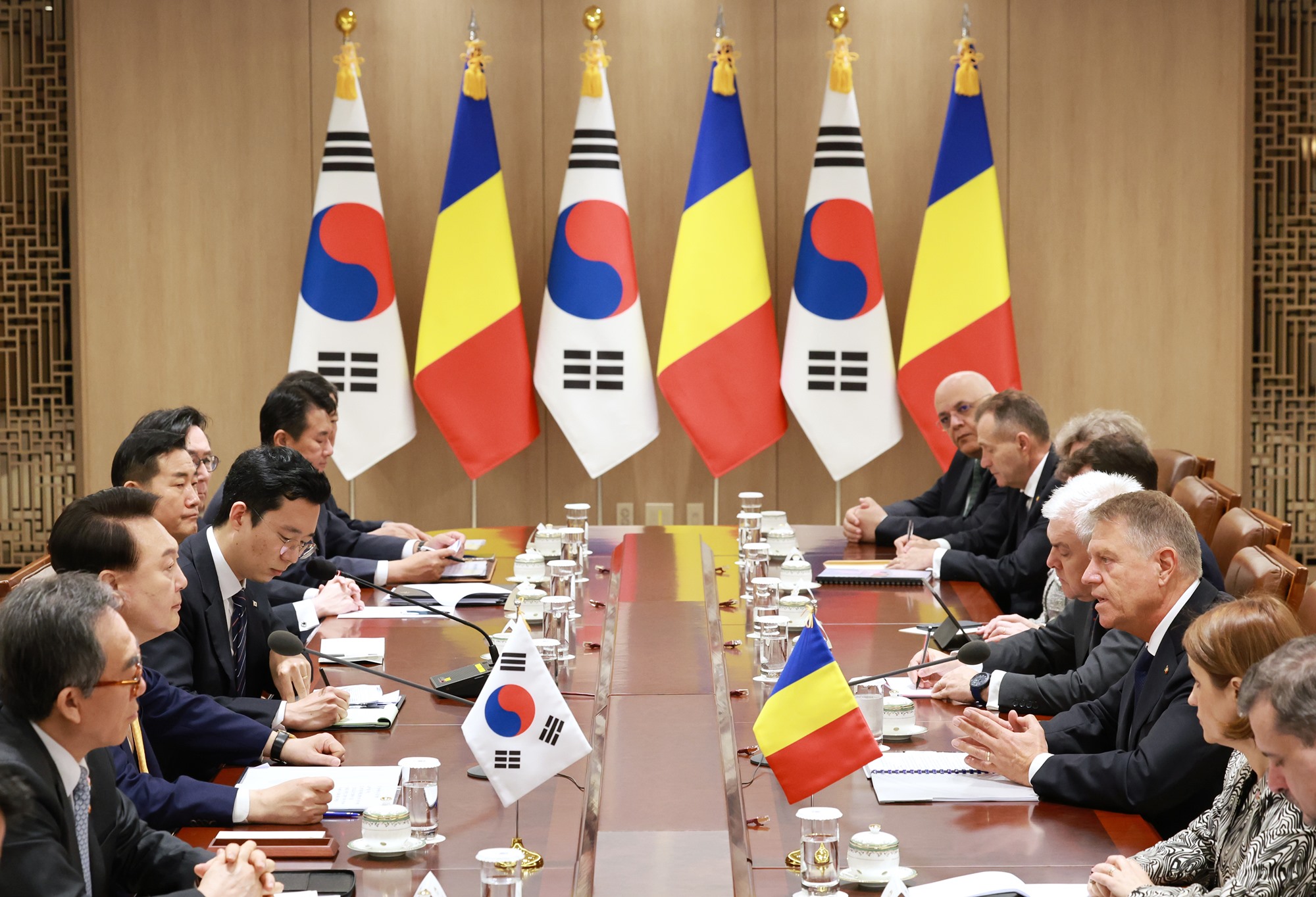 Corea y Rumanía acuerdan fortalecer la colaboración en defensa y energía nuclear