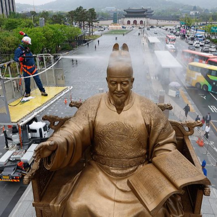 Limpieza de la estatua del rey Sejong
