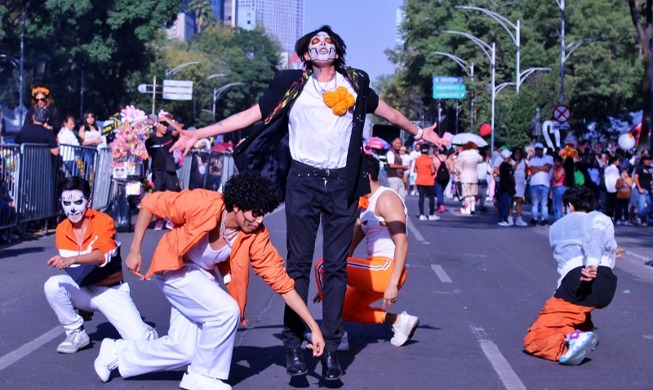 El hallyu brilla en la emblemática procesión del Día de Muertos en México