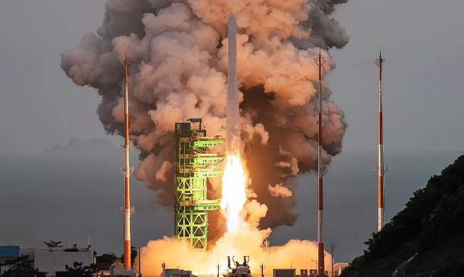 El presidente Yoon dice que el éxito del lanzamiento del cohete espacial Nuri es una 'hazaña espléndida'