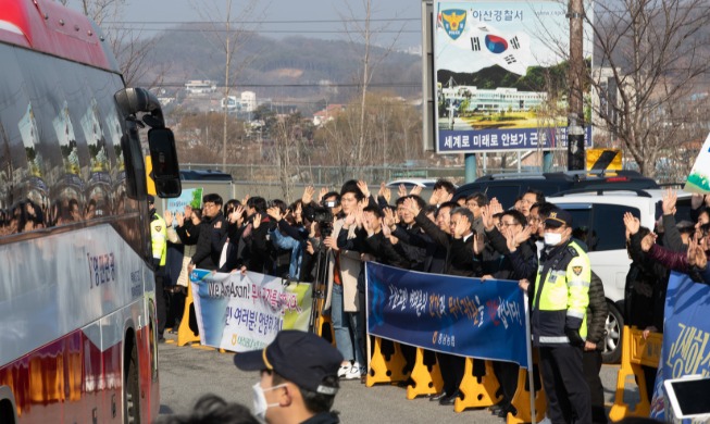 700 residentes coreanos de Wuhan regresan a casa tras 14 días de cuarentena