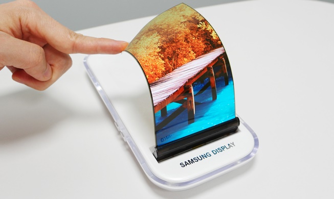 Samsung presenta pantalla plegable, LG un teléfono con pantalla giratoria