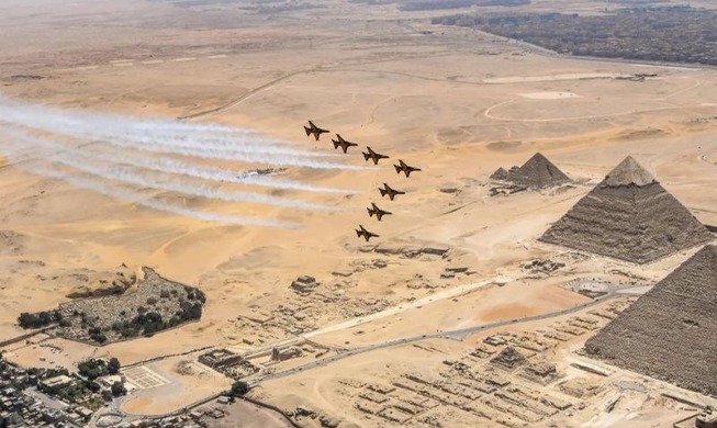 El equipo de exhibición acrobática de la Fuerza Aérea surcoreana realiza un espectáculo sobre las pirámides de Egipto