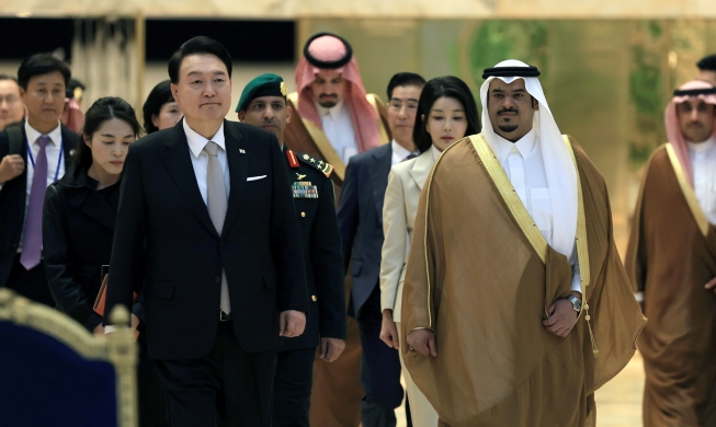 Yoon elogia las relaciones Corea-Arabia Saudita en una entrevista en un diario saudí