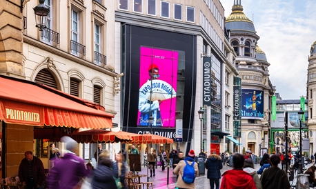 Coloridos anuncios en el centro de París promocionan la candidatura de Busan para albergar la Expo Mundial