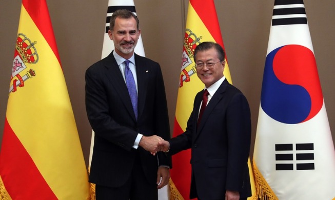 El presidente Moon y el rey español dialogan sobre la cooperación para responder a la pandemia