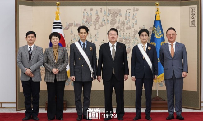 El presidente Yoon otorga la 'Corona de Oro al Mérito Cultural' al director Hwang Dong-hyeok y al actor Lee Jung-jae