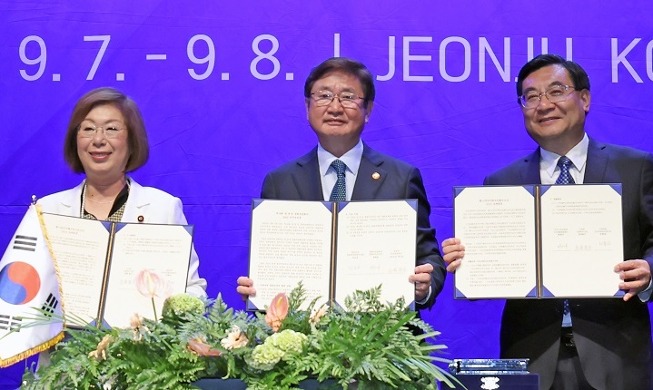 Los ministros de Cultura de Corea, Japón y China acuerdan intercambios generacionales y regionales
