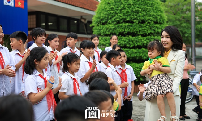 La primera dama asiste a un evento de donación de bicicletas en Hanói