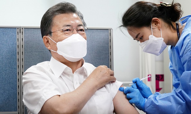 El presidente Moon recibe la vacuna contra el COVID-19