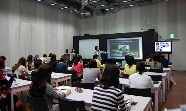 La Korea Foundation lanza una escuela virtual global en colaboración con doce universidades nacionales