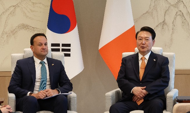 El presidente Yoon sostiene una cumbre con el primer ministro irlandés
