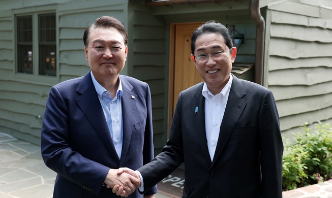 Yoon mantiene diálogos bilaterales con sus homólogos estadounidense y japonés en Camp David