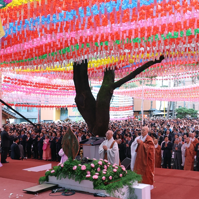 Una ceremonia marca el 2.568°cumpleaños de Buda