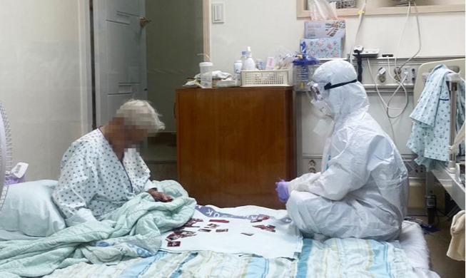 Fotografía viral muestra a enfermera jugando con paciente de COVID-19