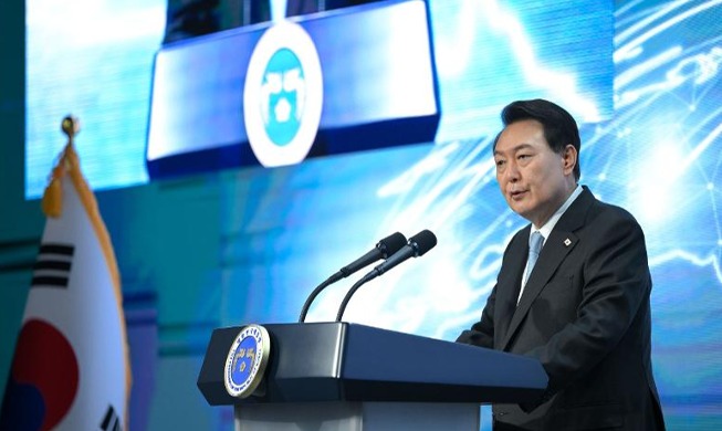 El presidente Yoon promete continuar apoyando a los jóvenes científicos coreanos