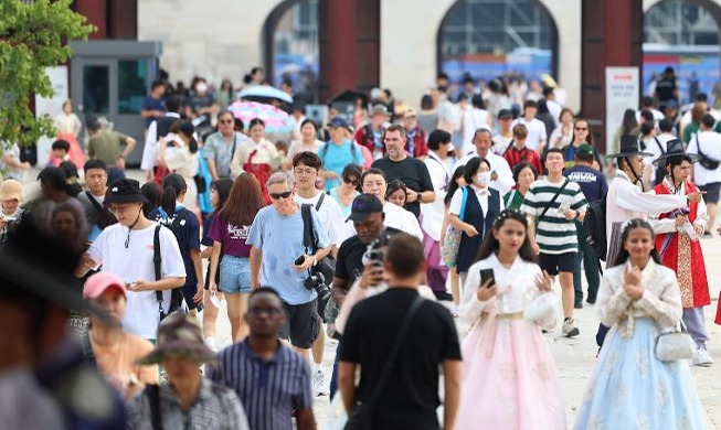 Más de un millón de turistas extranjeros visitan Corea por primera vez después de la pandemia