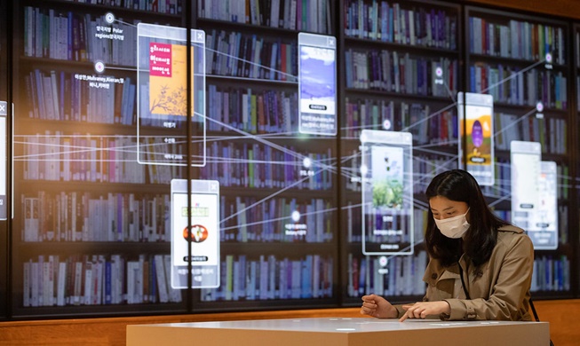 Experimentando 'Silgam Seojae', el espacio de contenidos inmersivos de la Biblioteca Nacional de Corea