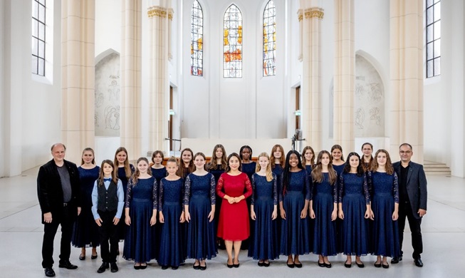 Joung Narae armoniza voces y culturas dirigiendo un coro juvenil en Alemania