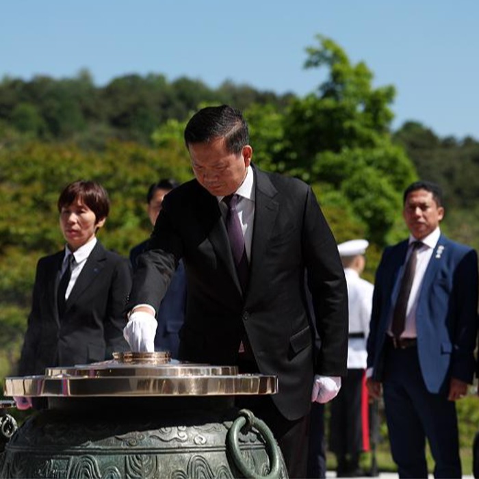 El primer ministro de Camboya visita el Cementerio Nacional de Seúl
