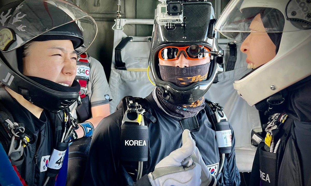 Las soldados surcoreanas ganan el primer oro del país en el Campeonato Mundial de Paracaidismo Militar